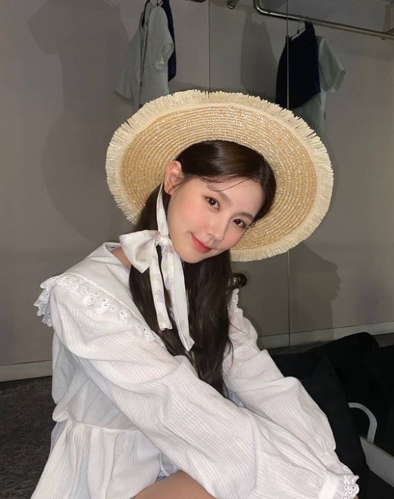 Mi-yeon said on his SNS on the 27th, Weekly Sujin, Monday, Purple Kiss Goeun, Suan, who made Children of Words a Sketchbook today.We also met together in the next week. We were happy today. Mi-yeon in the open photo is wearing a straw hat in a white blouse. A smile and a doll-like visual make fans excited.Fans who encountered the photos responded such as Jo Mi-yeons Sketchbook was fun, Mi-yeon is cute and Meet next week.On the other hand, Mi-yeon is communicating with fans as a sole host of Naver NOW. Children of Words.Group (G)I-DLE, to which Mi-yeon belongs, releases a new Universe music song, Last Dance (Prod. GroovyRoom) tomorrow (29th).