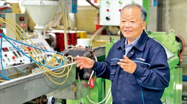 심학보 콘즈 사장이 플라스틱 압출성형 제품의 제조 과정을 설명하고 있다.  민경진 기자