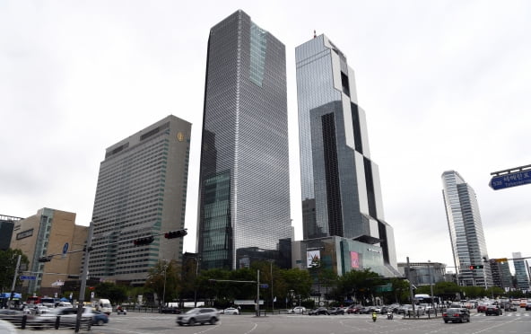 삼성동 그랜드 인터컨티넨탈 호텔 서울 파르나스(왼쪽 건물)와 파르나스 타워(가운데 건물).