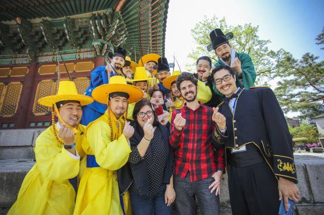 2019 궁중문화축전 프로그램 가운데 하나였던  '시간여행,그날-고종의 꿈'에 참가한 외국인들이 기념사진을 찍으며 즐거워하고 있다.    한국문화재재단 제공