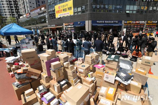 [서울=뉴시스]이윤청 기자 = 전국택배노동조합 조합원들이 지난 14일 서울 강동구 고덕동의 한 아파트단지 입구에 택배물품을 내린 후 아파트 단지 앞 배송 실시 기자회견을 열고 있다. 총 5000세대 규모로 알려진 해당 아파트는 주민 안전 등을 이유로 지난 1일부터 택배차량의 단지 내 지상도로 진입을 막았다. 이 아파트는 안전 사고 및 시설물 훼손 우려를 이유로 지난 1일부터 모든 차량이 지하주차장을 통해 이동하도록 했다. 하지만 대부분 택배차량은 지하주차장 진입제한 높이(2.3m)보다 차체가 높아 진입이 불가능하다. 2021.04.14. radiohead@newsis.com