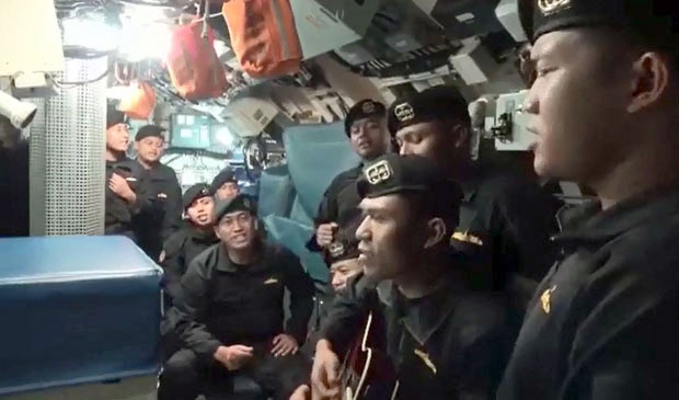 사고 몇 주전 ‘잘가요’, ‘또 만나요’라는 뜻의 인도네시아 노래 ‘삼파이 줌파’를 합창했던 잠수함 승선원들.