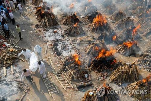 코로나19 환자 시신 화장되는 뉴델리의 노천 화장장[로이터=연합뉴스]
