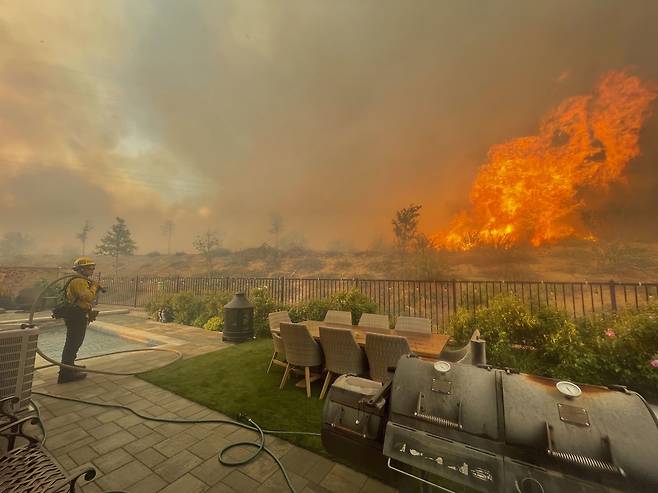 4월 28일 미국 캘리포니아 산타 클라리타에 산불이 발생한 가운데 소방관들이 비아 파티나에서 산불과 싸우기 위해 준비하고있다./AP 연합뉴스
