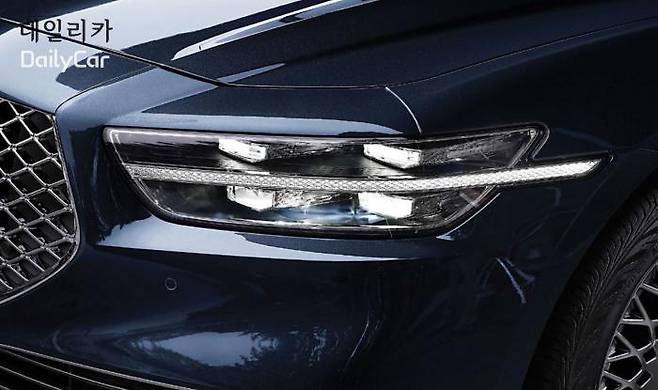G90 (조금 다르지만 두 줄 헤드램프가 적용됨) </figcation>
