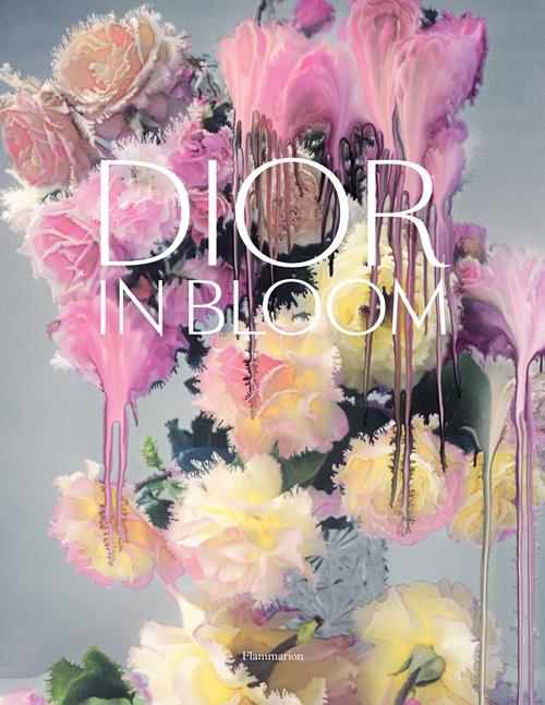 디올 하우스의 아카이브를 한눈에 볼 수 있는 아트북 〈디올 인 블룸 Dior in Bloom〉. ©Nick Knight