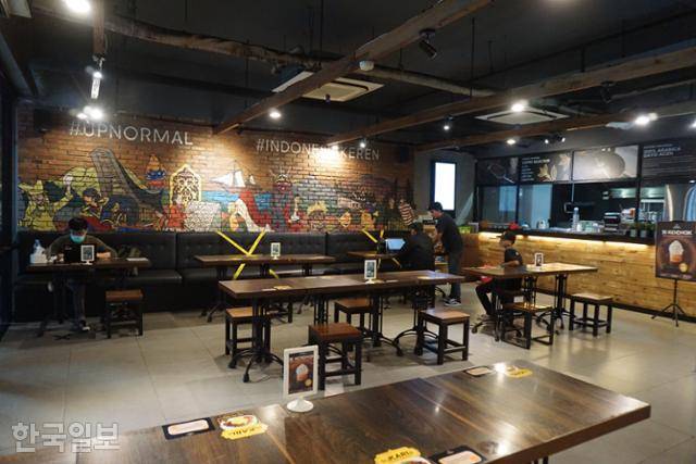 인도네시아 청춘들이 라면과 커피를 즐기는 자카르타 쿠닝안의 '와룽 압노르말'. 자카르타=고찬유 특파원