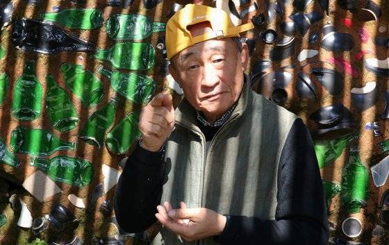 탐나라공화국 강우현 대표. 칠순을 바라보는 나이인데도 카메라를 들이대면 여전히 장난기가 발동한다. 손민호 기자