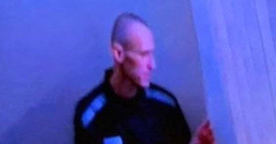 29일(현지시간) 러시아 모스크바 바부스킨스키 지방 법원이 영상으로 공개한 수감 중인 러시아 야권 운동가 알렉세이 나발니. 지난 달 31일부터 약 한 달간 단식투쟁 한 그는 반삭발에 수척한 모습으로 등장했다. [AFP=연합뉴스]