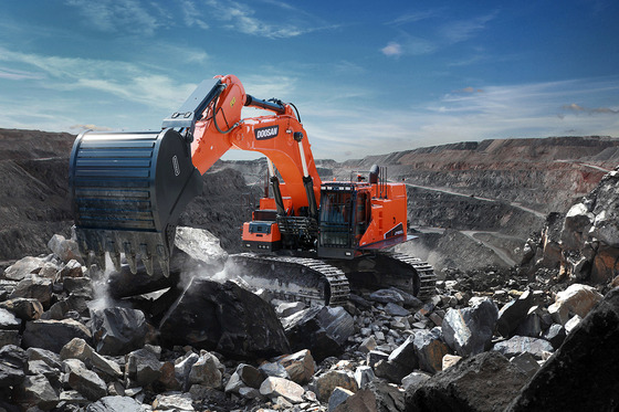 Doosan Infracore's DX800LC-7, a 80-ton crawler excavator. Doosan Infracore sold 4,591 excavators in China last month, selling a record amount. [YONHAP]