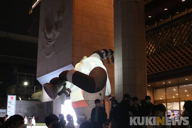 4월 2일 '디 오케스트라' 공연이 열린 세종문화회관 앞이 관객들로 붐비고 있다.