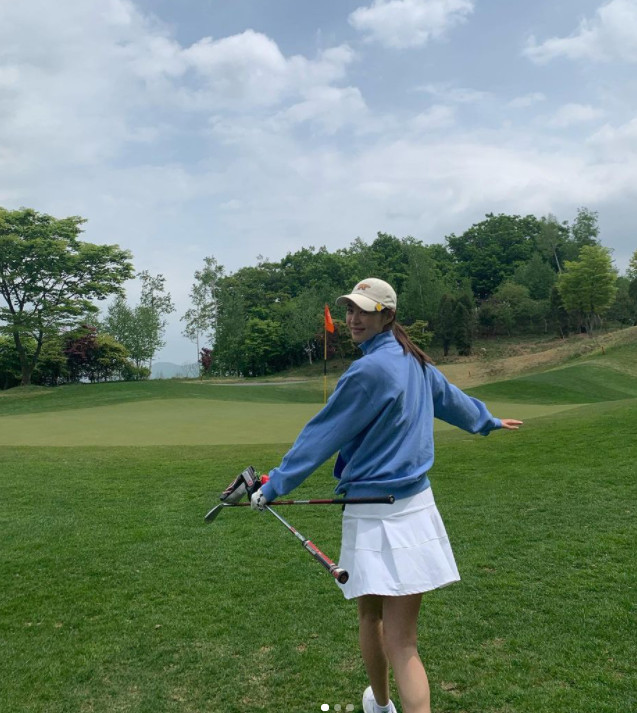 Actor Lee Yeon-hee has stepped out for a Golf course outing.Lee Yeon-hee posted a picture on April 29 with an article entitled Still Cold on his instagram.Lee Yeon-hee in the photo is wearing a white mini skirt with a blue top.Lee Yeon-hee, who is smiling brightly at the person with the camera, is dazzling like sunshine.Meanwhile, Lee Yeon-hee debuted in 2001 and appeared in the movie New Years Eve released on February 10th.Lee Yeon-hee enjoys a happy honeymoon with a marriage with Husband, a non-entertainer of June last year.