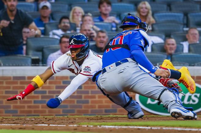 <YONHAP PHOTO-1965> epa09166219 Atlanta Braves right fielder Ronald Acuna Jr. (L) dives in safe at home plate ahead of the tag by Chicago Cubs catcher Willson Contreras (R) during the second inning of an MLB baseball game between the Chicago Cubs and the Atlanta Braves at Truist Park in Atlanta, Georgia, USA, 28 April 2021. Acuna was the second run to score off a double by Atlanta Braves first baseman Freddie Freeman.  EPA/ERIK S. LESSER/2021-04-29 09:40:08/<저작권자 ⓒ 1980-2021 ㈜연합뉴스. 무단 전재 재배포 금지.>