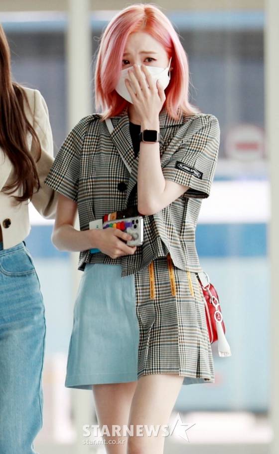 울먹이는 히토미 인천국제공항=임성균 기자