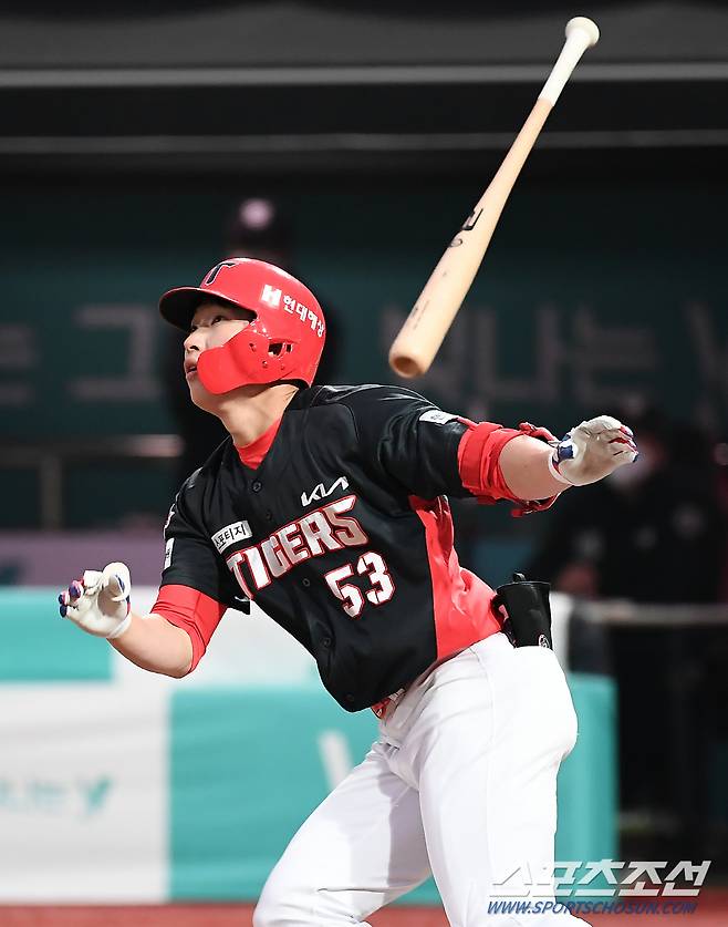 o} 2021 KBO리그 KT 위즈와 KIA 타이거즈의 경기가 30일 수원KT위즈파크에서 열렸다. 2회초 2사 1루 KIA 김호령이 투런포를 날리고 있다. 수원=박재만 기자 pjm@sportschosun.com/2021.04.30/
