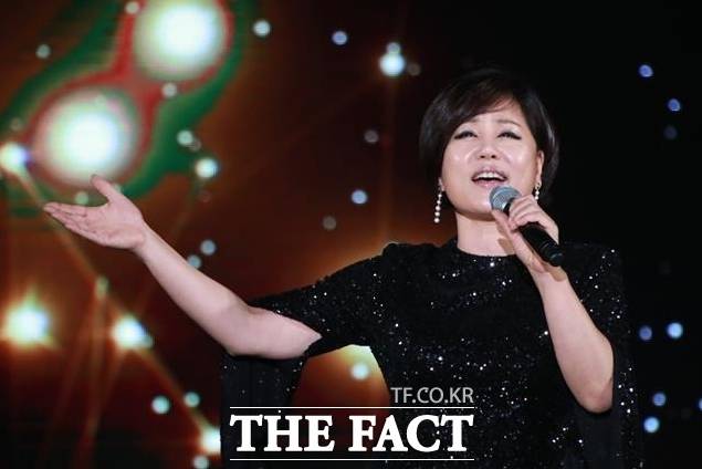 한혜진은 93년 정풍송이 작곡한 '갈색추억' 히트를 기점으로 '서울의 밤' '너는 내 남자' 등이 연달아 히트하며 가요계를 관통하는 이른바 '색깔있는 트로트 여가수'로 등극한다. /더팩트 DB