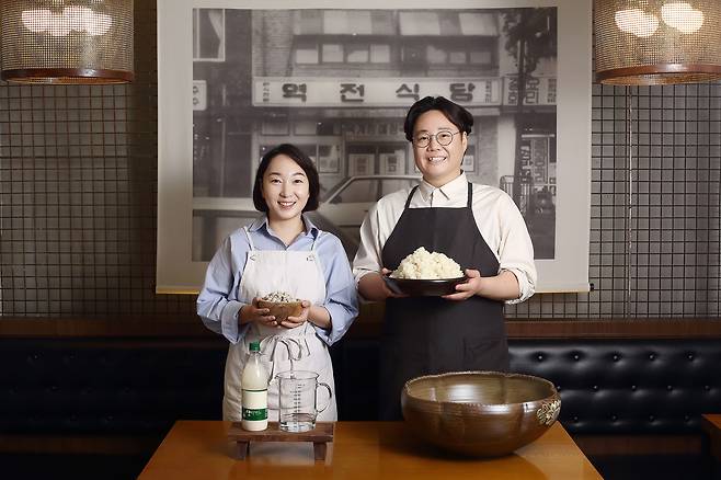 미쉐린 가이드 빕구르망(가성비 맛집)에 4년 연속 선정된 ‘역전회관’ 신유정씨(왼쪽)와 남편이자 개그맨 류담이 청감주 재료를 보여주고 있다. 40㎏ 감량한 류담은 “전통주 수업교실을 열고 싶다”고 말했다. /양수열 영상미디어 기자