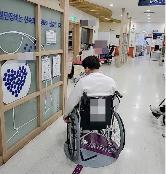 백신 접종 후 이상증세가 나타나 경기도 안양의 한 병원에서 입원치료를 받은 호영씨. 사진 김모씨 제공