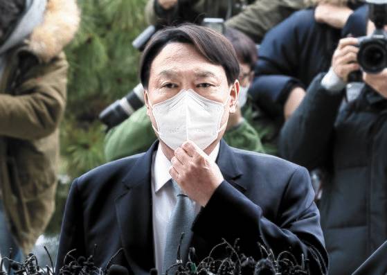 윤석열 검찰총장이 지난달 4일 오후 서울 서초동 대검찰청으로 들어가기 전 총장직 사퇴 입장을 밝히고있다. 임현동 기자