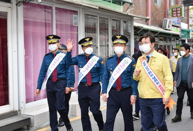 [수원=뉴시스] 20일 오후 경기 수원역 앞 집창촌 일대를 김원준 경기남부경찰청과 염태영 수원시장 등이 합동순찰을 다니고 있다. 2021.4.21. (사진=수원시 제공) *재판매 및 DB 금지
