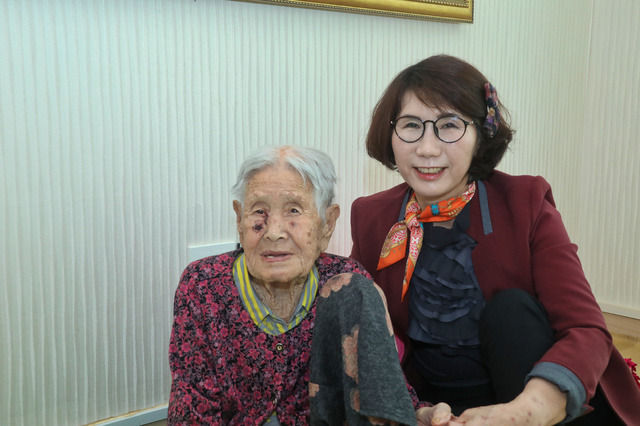 제49회 어버이날 기념 효행유공 정부포상 국무총리상 수상자로 선정된 고도영씨(오른쪽). (사진=고성군청 제공) *재판매 및 DB 금지