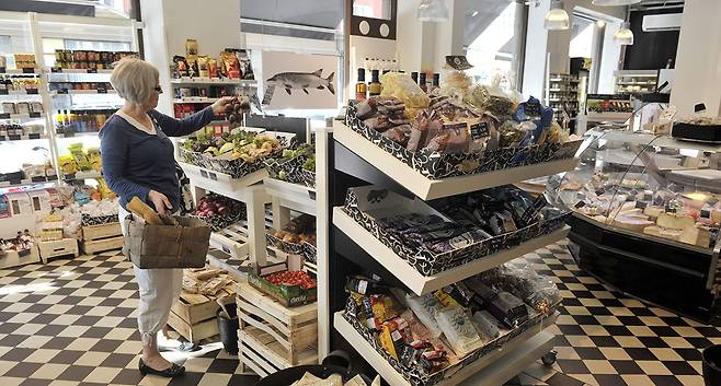 핀란드 헬싱키에 있는 식료품점에서 한 시민이 채소를 고르고 있다. ⓒEPA