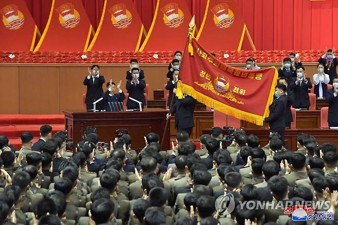 북한 청년단체, '사회주의애국청년동맹'으로 개칭 (평양 조선중앙통신=연합뉴스) 북한 노동당의 외곽 청년단체인 '김일성-김정일주의청년동맹'이 지난 27∼29일 제10차 대회를 열어 명칭을 '사회주의애국청년동맹'으로 바꿨다고 조선중앙통신이 30일 보도했다. 동맹원들이 새 명칭을 수 놓은 깃발을 보며 손뼉을 치고 있다. 2021.4.30       [국내에서만 사용가능. 재배포 금지. For Use Only in the Republic of Korea. No Redistribution]   nkphoto@yna.co.kr