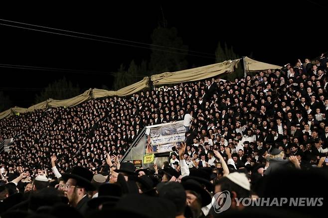 참사 벌어진 이스라엘 초정통파 전통축제 행사장 (메론 로이터=연합뉴스) 29일(현지시간) 이스라엘 메론산에서 열린 유대인 성지순례 행사에서 참가자들이 노래를 부르며 춤을 추고 있다. 이날 수만 명의 초정통파 유대인들이 전통축제인 '라그바오메르'를 즐기기 위해 이곳에 모였다. 행사장에서는 스탠드가 붕괴하는 사고가 발생, 수십 명이 사망하고 100명 이상이 중경상을 입었다. jsmoon@yna.co.kr