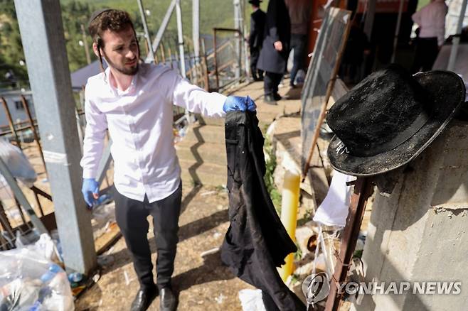 부상·사망자 소지품 수습 [로이터=연합뉴스]