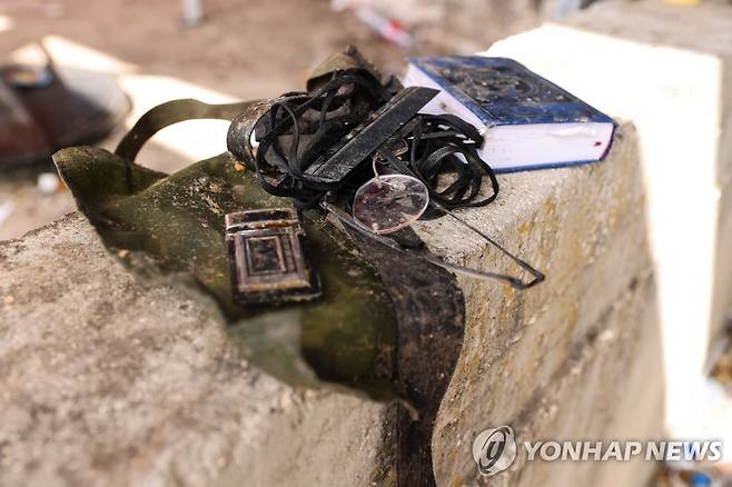 참사 현장에 남겨진 소지품들 [로이터=연합뉴스]