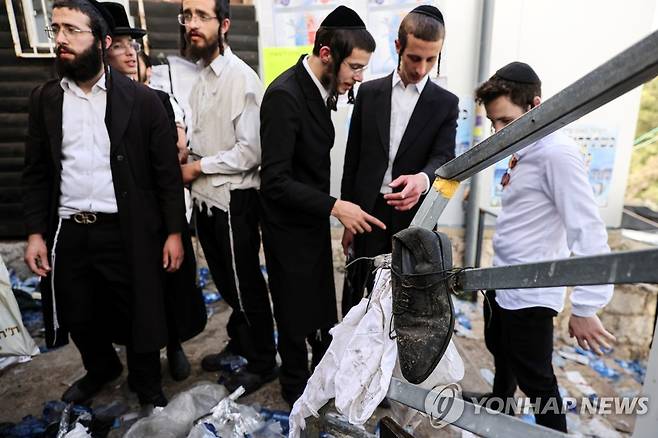 사고 현장에 남겨진 신발 [로이터=연합뉴스]