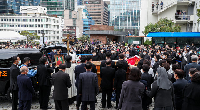 [서울=뉴시스]사진공동취재단 = 지난 27일 선종한 고 정진석 추기경의 장례미사가 1일 서울 중구 명동성당 대성전에서 염수정 추기경 주례로 거행된 후 많은 신도들이 보는 가운데 운구차로 이동하고 있다. 2021.04.30. photo@newsis.com