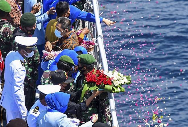사고 해상에 꽃을 뿌리며 사망자를 추모하는 유가족들. 사진=EPA 연합뉴스