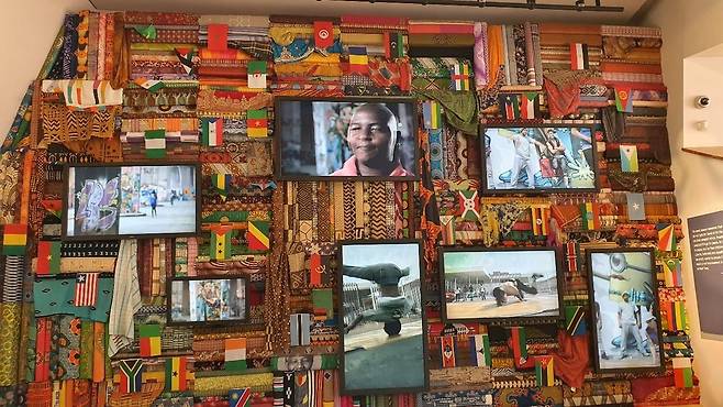 다양한 아프리카 (프리토리아=연합뉴스) 김성진 특파원 = 지난 26일 프리덤파크에 전시된 아프리카 국기와 사람들 영상 등. 2021.5.1 sungjin@yna.co.kr