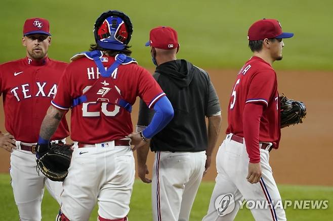 아리하라에게서 공을 빼앗은 우드워드(가운데) 텍사스 감독 [AP=연합뉴스]