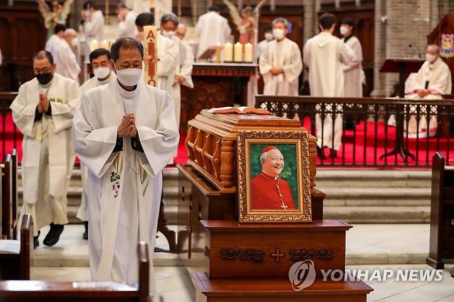 명동성당에서 거행되는 고 정진석 추기경 장례미사 (서울=연합뉴스) 지난 27일 선종한 고(故) 정진석 추기경의 장례미사가 1일 서울 중구 명동성당 대성전에서 염수정 추기경 주례로 거행되고 있다. 2021.5.1 [사진공동취재단] photo@yna.co.kr