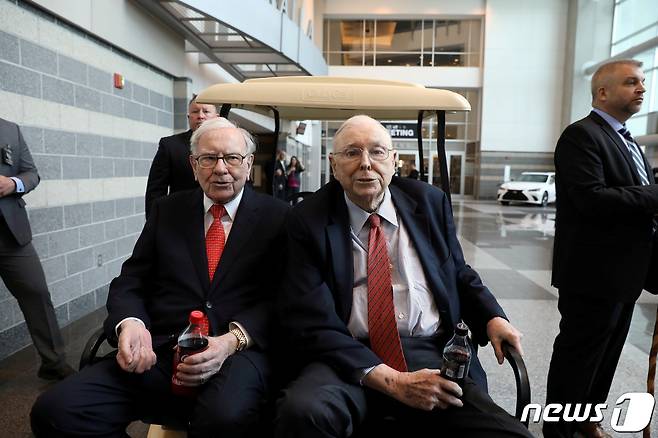 1일(현지시간) 워런 버핏(왼쪽)과 그의 오랜 파트너인 찰리 멍거 버크셔 헤서웨이 부회장이 연례 주총을 맞아 행사에 참석하기 위해 카트를 타고 있다. © 로이터=뉴스1 © News1 박형기 기자