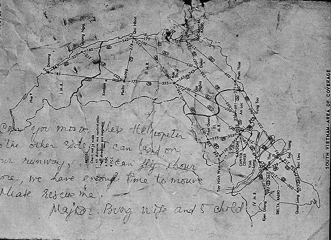 부앙라이 소령이 급하게 써서 미드웨이함 갑판에 떨어뜨린 메모. 한 시간 정도 비행할 수 있으니 갑판 활주로를 확보해 착륙을 도와달라, 자신과 아내, 다섯 아이가 탑승해있다고 알리며 구조를 요청하는 내용이다. /미 해군역사재단