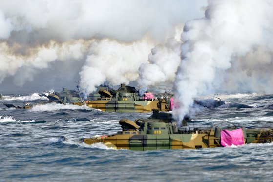 지난해 10월 호국훈련에 참여한 해병대 KAAV(한국형상륙돌격장갑차)가 해안으로 돌격하고 있다. [뉴스1]