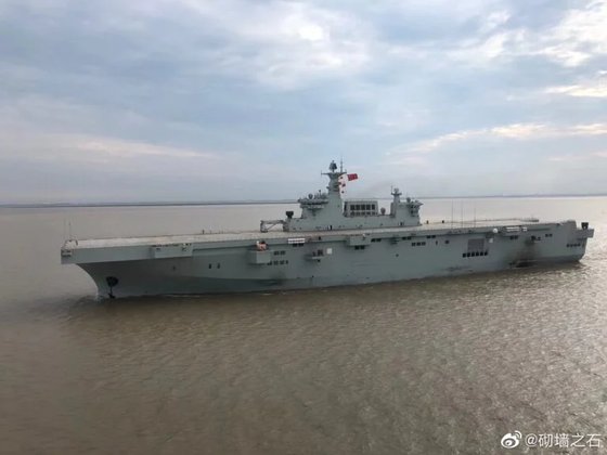 중국 인민해방군 해군의 075급 하이난 강습상륙함.
