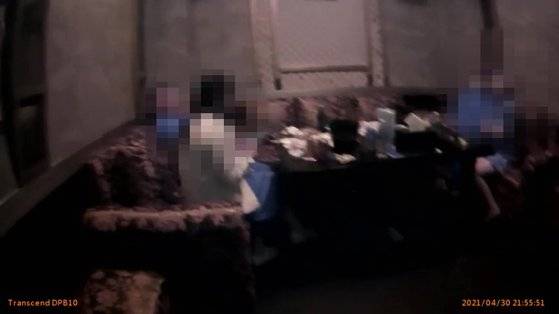 예약한 손님의 신원 확인하는 수법으로 은밀하게 영업하던 경기 안산시의 한 유흥주점. 경기남부경찰청