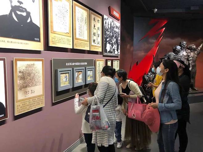 (난창=연합뉴스) 김윤구 특파원 = 4월 30일 중국 장시성 난창시의 난창 8·1 봉기 기념관에서 한 가족이 전시물을 둘러보고 있다.