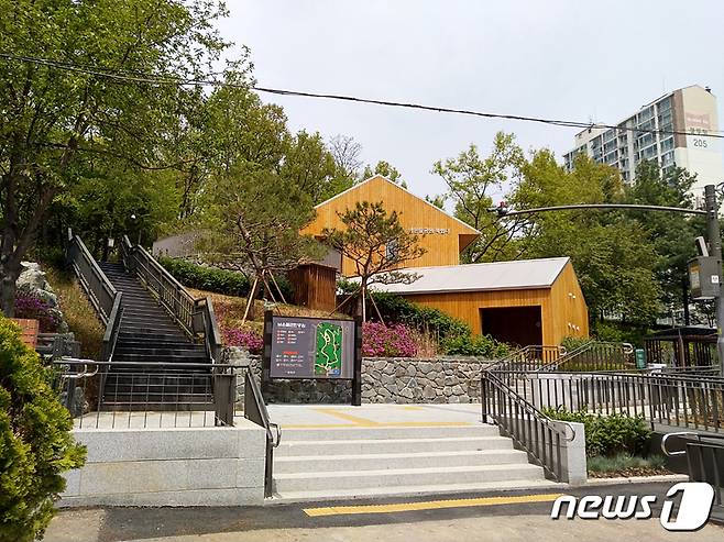 서울 양천구 넘은들 공원 내에 조성된 책쉼터의 모습.(양천구 제공)© 뉴스1