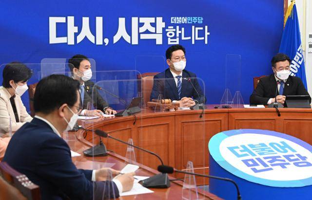 송영길(오른쪽 두 번째) 더불어민주당 대표가 3일 국회에서 열린 첫 최고위원회의에서 발언하고 있다. 오른쪽부터 윤호중 원내대표, 송영길, 김용민, 백혜련 최고위원. 연합뉴스