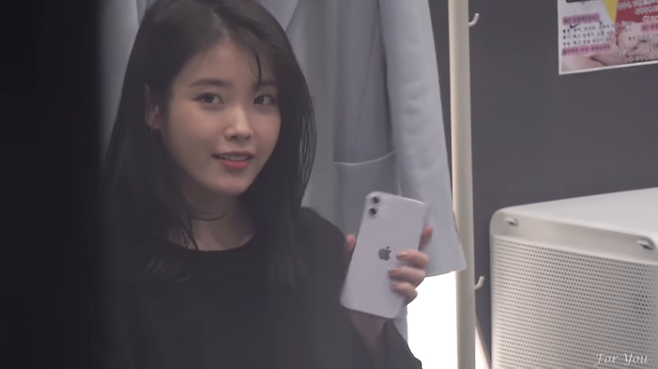 아이폰 11 퍼플을 사용하던 아이유도 분명 아쉬워했을 것이다. (출처=유튜브 'ForYou' 채널)