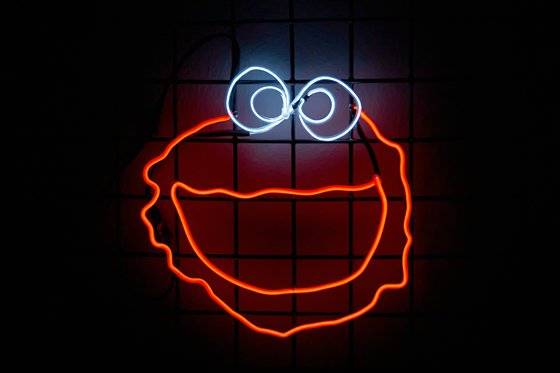 김려원 학생모델이 만든 깜찍한 엘모 캐릭터 네온사인.