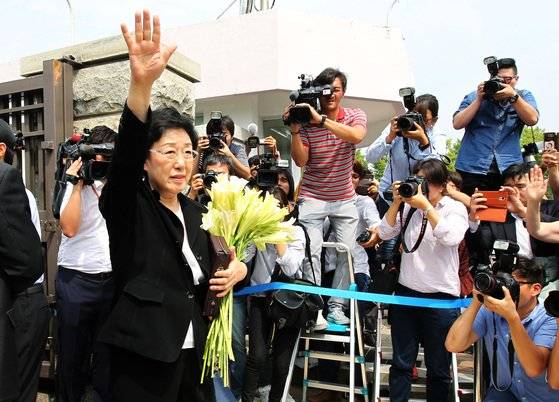 2015년 8월 24일 한명숙 전 국무총리가 서울구치소에 수감되기 직전 백합꽃과 성경책을 든 채 지지자들에게 작별 인사를 하고 있다. 중앙포토