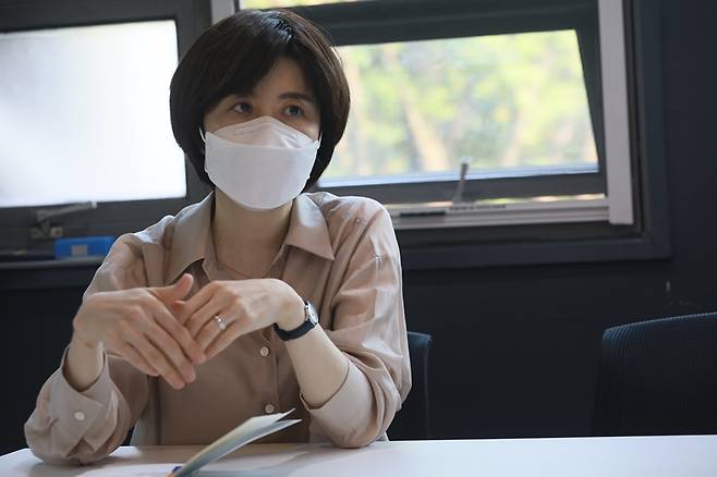 ▲ '어린이라는 세계'의 저자인 김소영 작가가 지난달 26일 서울 광화문 한 모임공간에서 어린이와 미디어를 주제로 미디어오늘이 진행하는 대담에서 발언하고 있다. 사진=금준경 기자