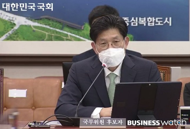 노형욱 국토교통부 장관 후보자가 4일 국회에서 열린 인사청문회에서 의원들의 질의에 답하고 있다/국회인터넷의사중계시스템 갭처