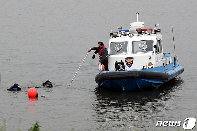 한밤중 서울 반포한강공원에서 잠들었던 대학생 손 씨가 실종된 지 엿새째인 30일 오후 서울 반포한강에서 경찰이 수색작업을 하고 있다 2021.4.30/뉴스1 © News1 이광호 기자